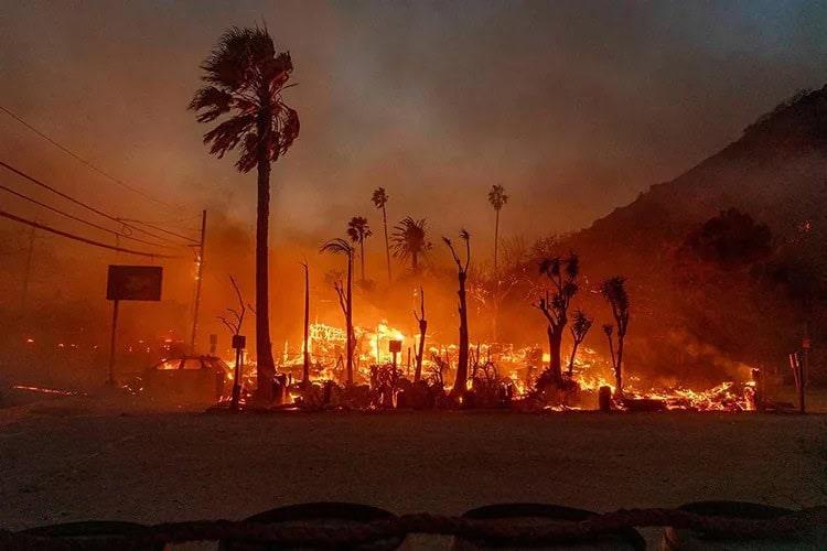 Hoy podría ser el peor día de los incendios en Los Ángeles