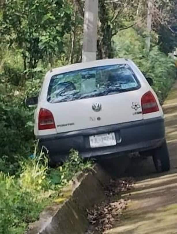 Automóvil termina en cuneta tras accidente en Naolinco