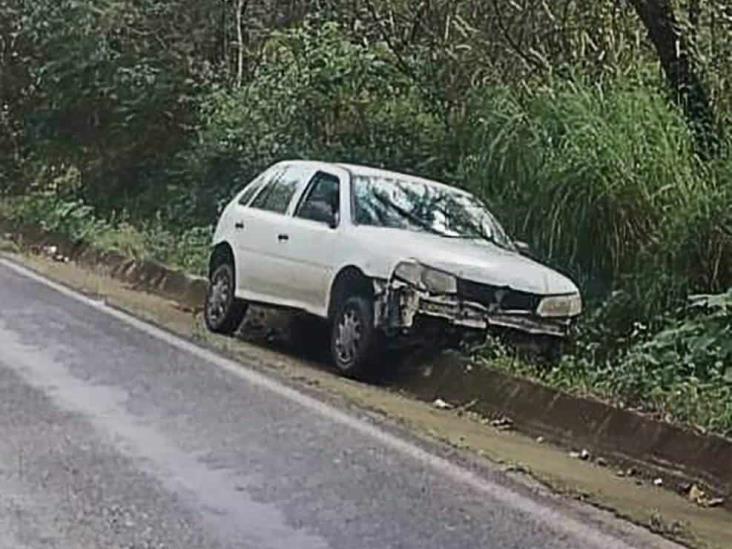 Automóvil termina en cuneta tras accidente en Naolinco