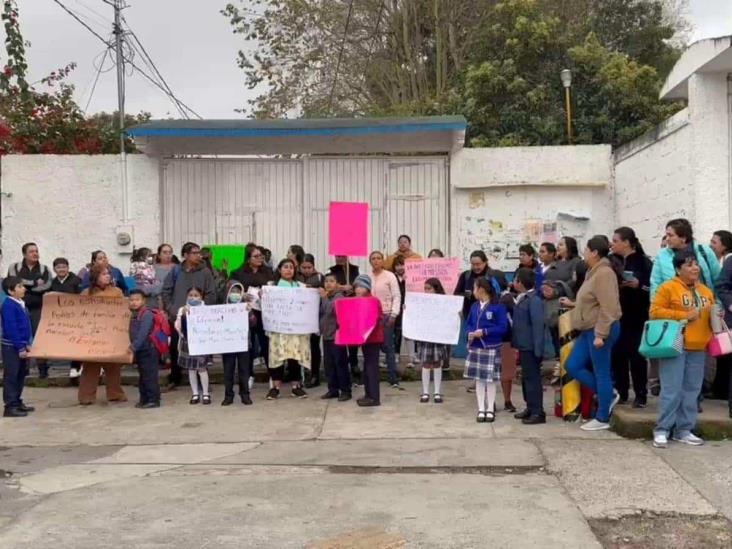 Protestan en primaria de Xalapa por falta de profesores