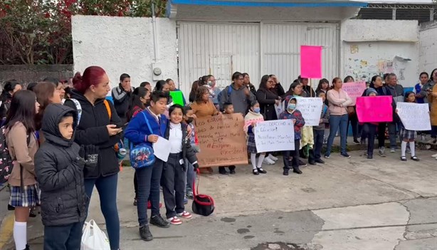 Protestan en primaria de Xalapa por falta de profesores