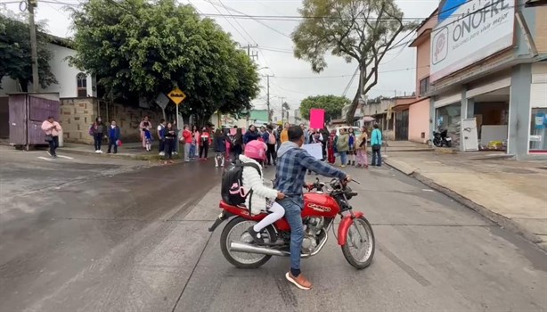 Protestan en primaria de Xalapa por falta de profesores