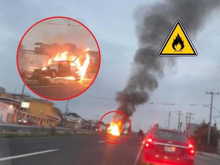 Auto es consumido por el fuego en la autopista Xalapa-Veracruz