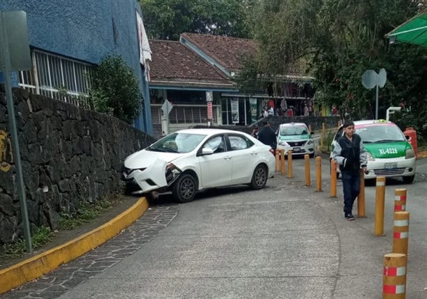 Auto choca contra un muro mientras salía de CAXA, dejando un herido