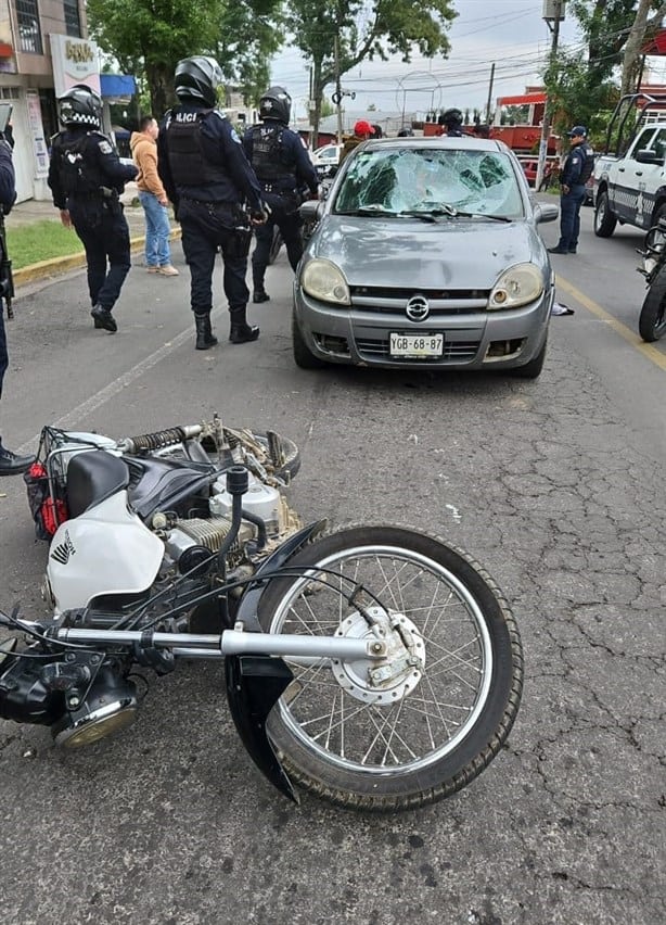 Automovilista detenido por arrollar a mujer y motociclista, matándola a ella, en Xalapa