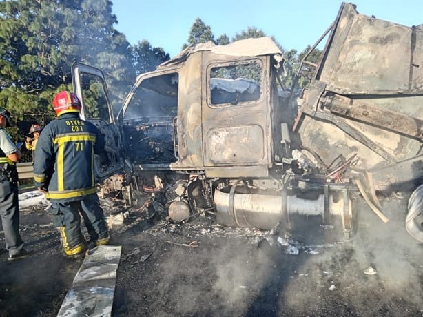 Caos: tráiler con asfalto vuelca y se incendia en libramiento de Xalapa (+VIDEO)