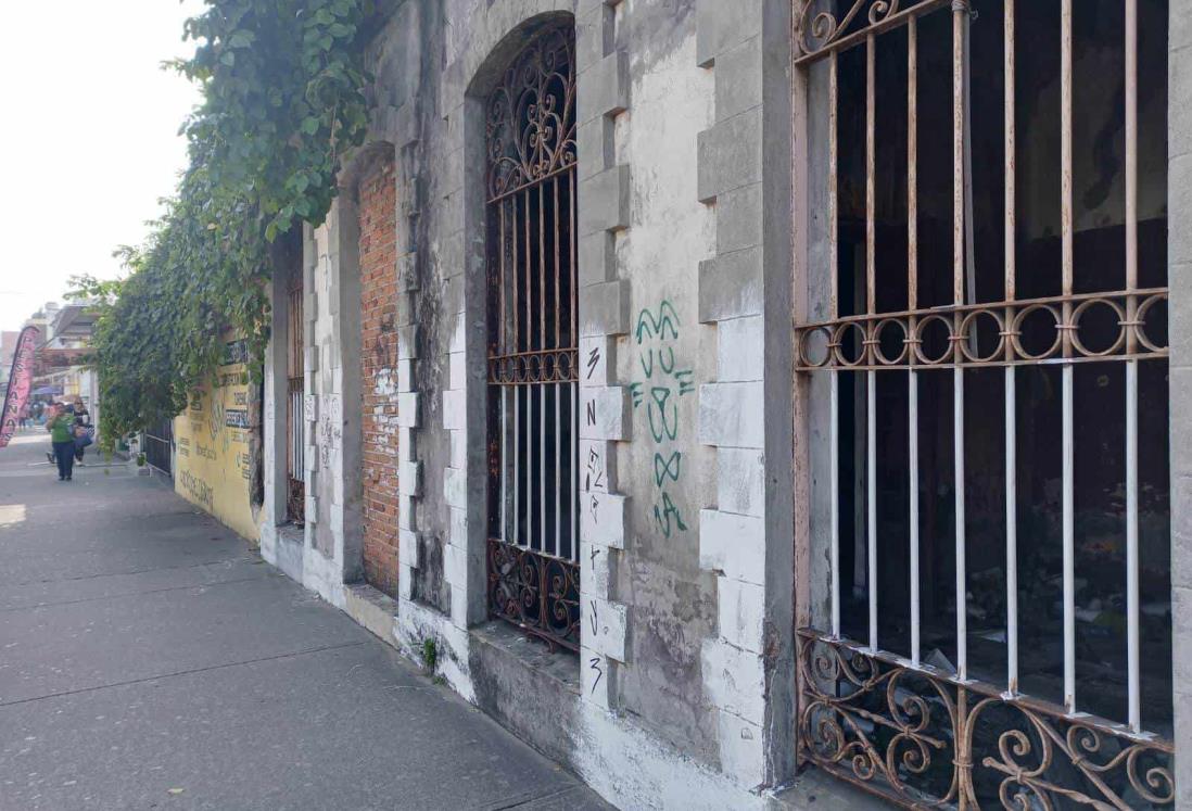 Usan casas abandonadas del Centro Histórico de Veracruz como basurero