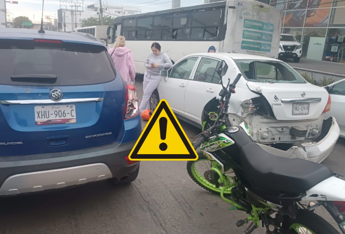 Caos vial por choque de motociclista contra auto en avenida Rafael Cuervo, Veracruz