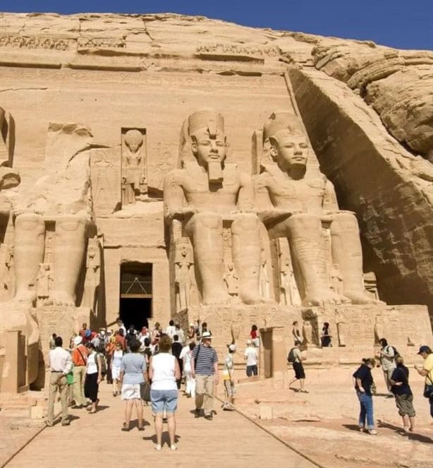 Captan a Enrique Peña Nieto en famoso templo de Egipto