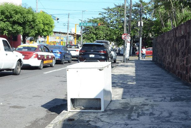 Denuncian acumulación de basura y maleza en la calle Collado de Veracruz