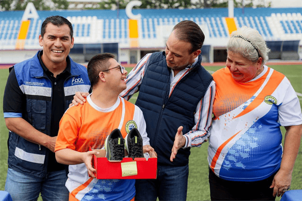 Juan Manuel Unánue entrega calzado a jóvenes deportistas del equipo "Cachorros de Boca del Río"