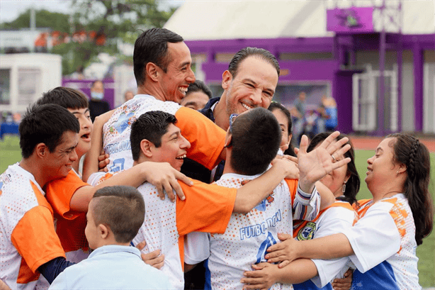 Juan Manuel Unánue entrega calzado a jóvenes deportistas del equipo "Cachorros de Boca del Río"