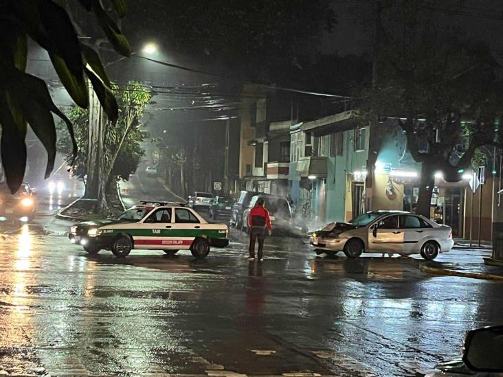 Choque por alcance deja daños materiales en la avenida Ruiz Cortines en Xalapa