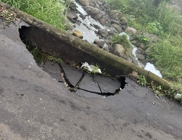 Puente a punto del colapsar en Mahuixtlán, Coatepec