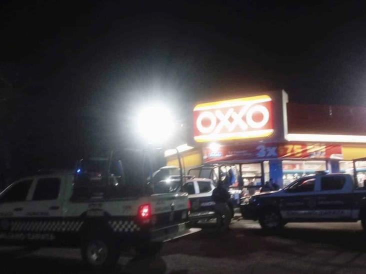 Golpean a cajera en intento de asalto en el Oxxo de Corral Falso