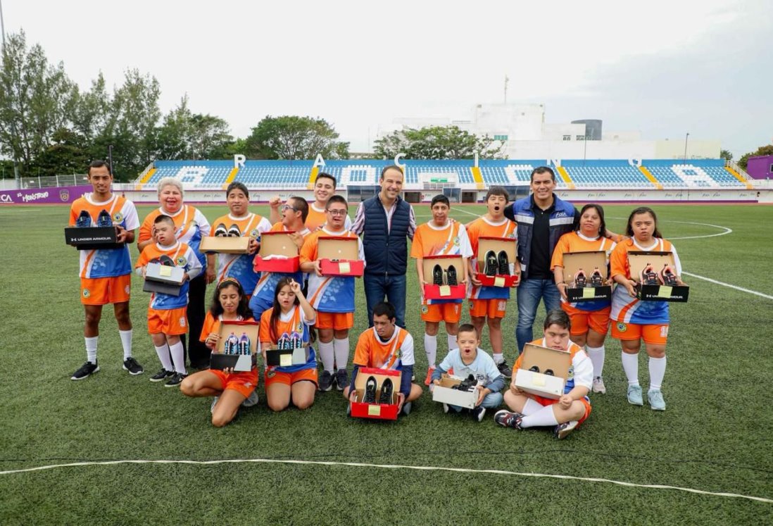 Juan Manuel Unánue entrega calzado a jóvenes deportistas del equipo "Cachorros de Boca del Río"