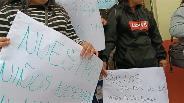 Padres de familia protestan por falta de maestro en primaria de Córdoba