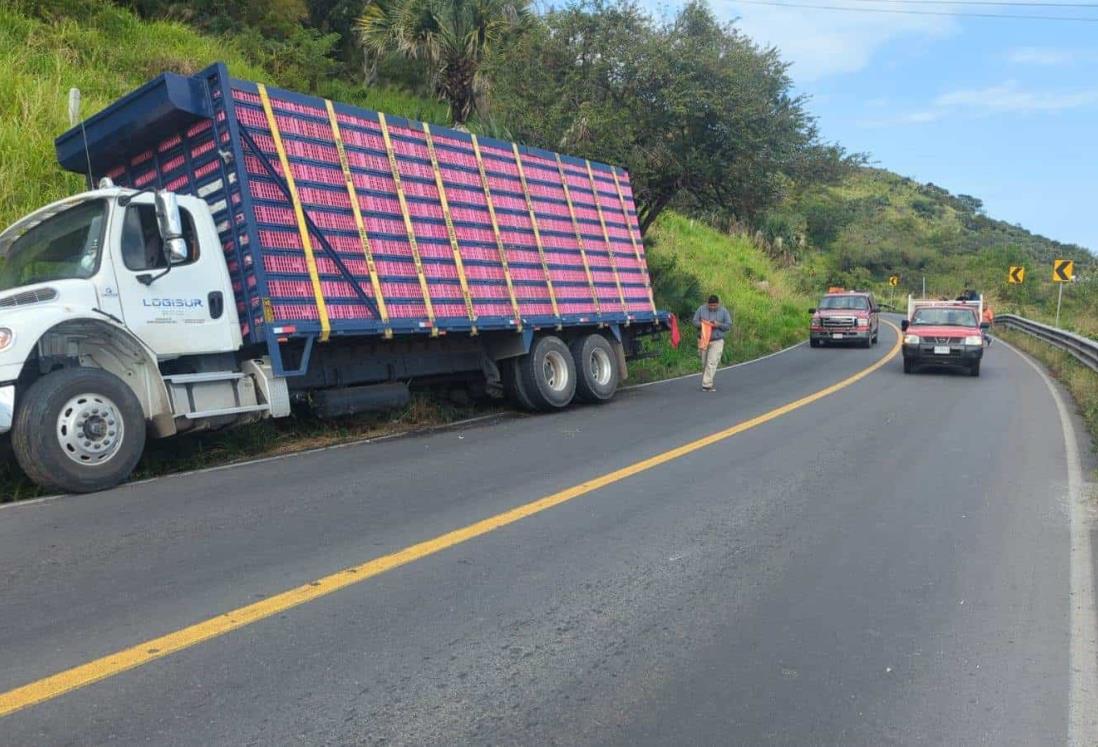 A punto de volcar camión de pollos en carretera de Actopan