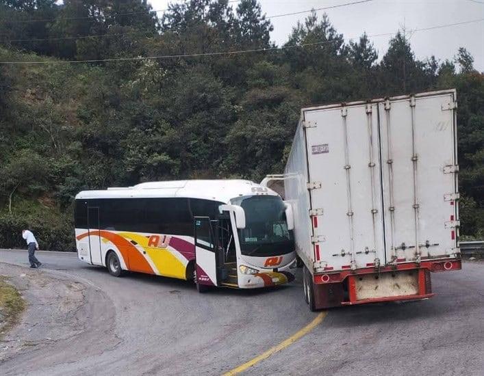 Choque en las Cumbres de Acultzingo cierra por completo la circulación