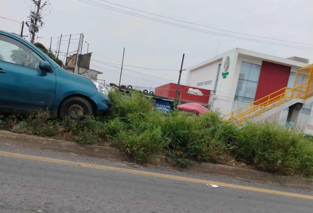 Conductor pierde el control de su auto y se sube al camellón en la carretera Veracruz – Xalapa