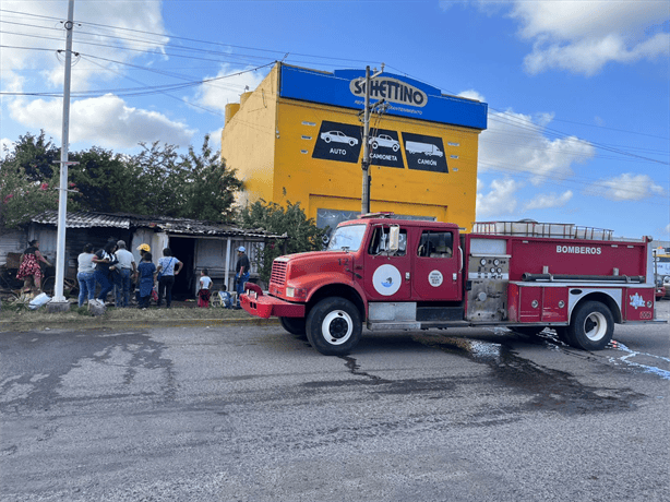 Bomberos salvan cachorros y controlan incendio en cocina económica de Nuevo Veracruz