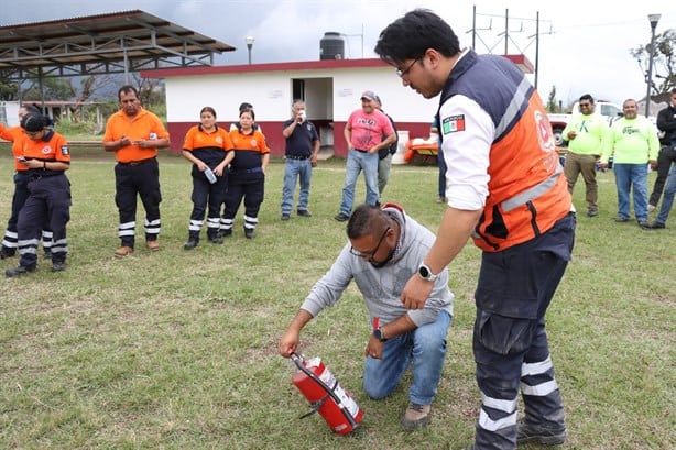 Taxistas de Ixtaczoquitlán dominan el uso de extintores en capacitación