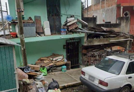 Vecino obstruye paso peatonal con material de reciclaje en la Progreso, en Xalapa