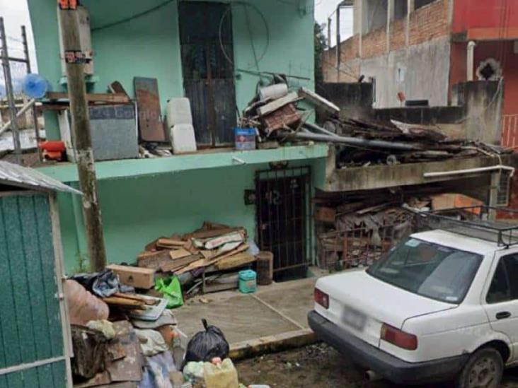 Vecino obstruye paso peatonal con material de reciclaje en la Progreso, en Xalapa