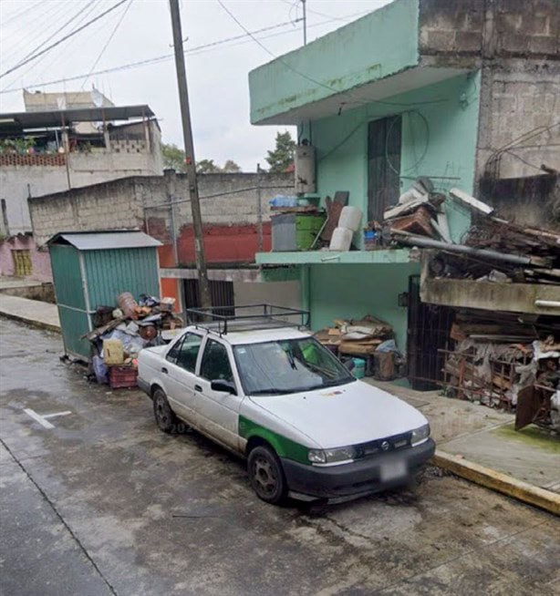 Vecino obstruye paso peatonal con material de reciclaje en la Progreso, en Xalapa