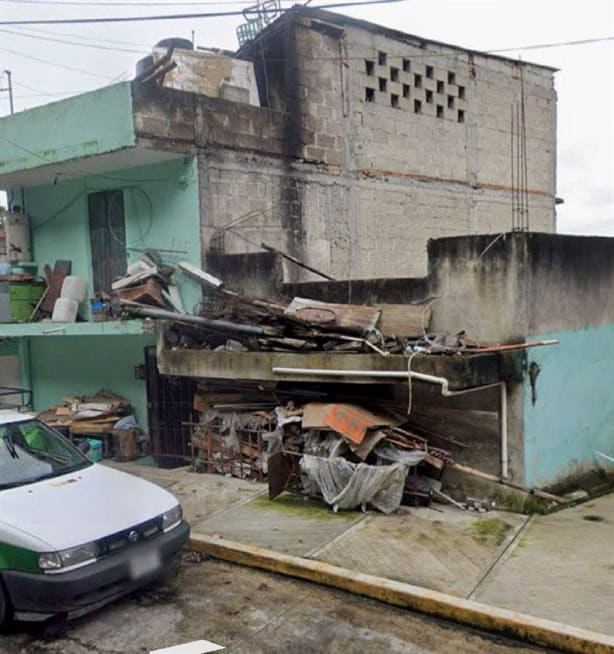 Vecino obstruye paso peatonal con material de reciclaje en la Progreso, en Xalapa