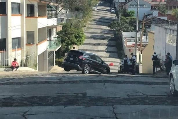 En Xalapa, se abre socavón en Las Ánimas, casi devorando un vehículo