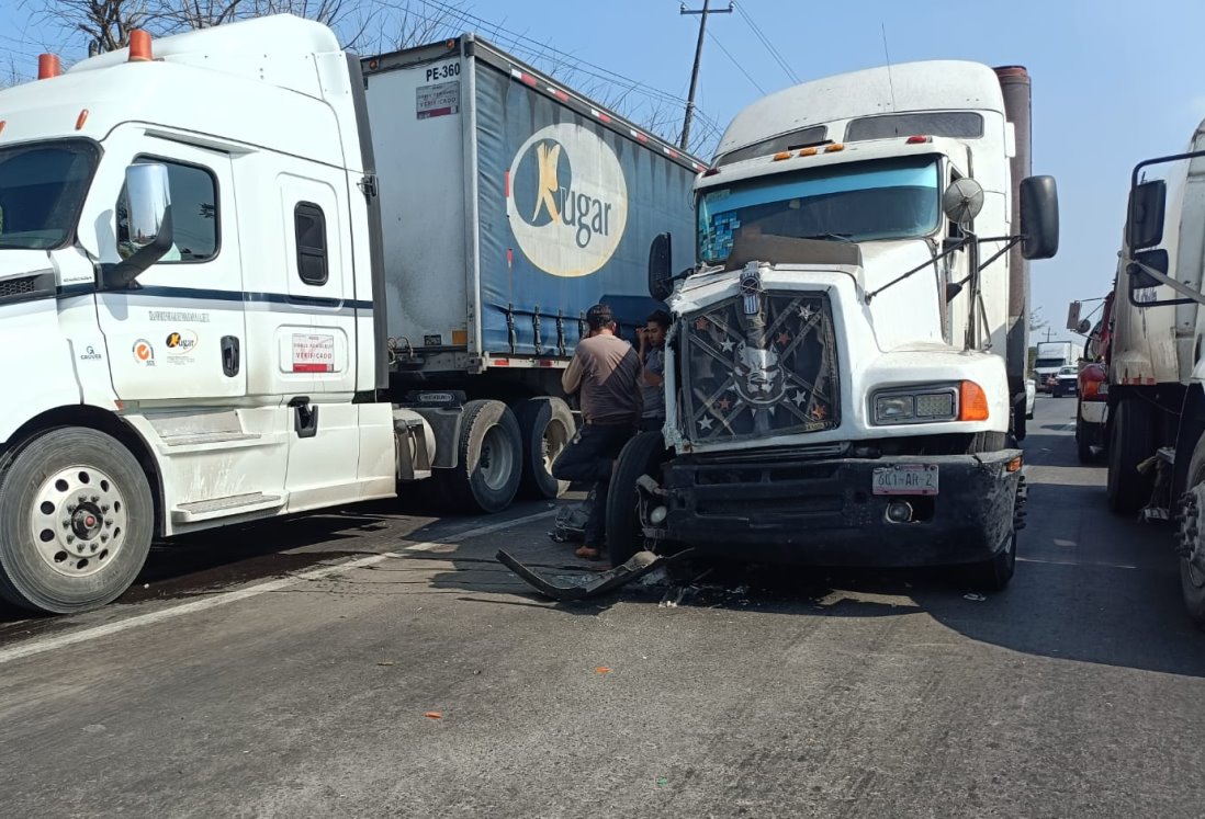 Tráiler impacta camión urbano en carretera Veracruz-Xalapa