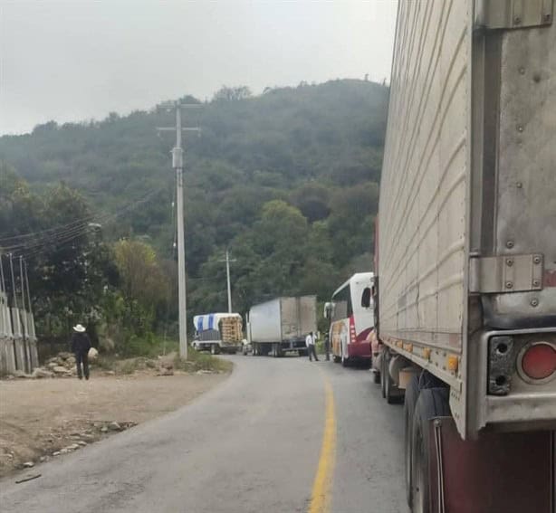 Choque en las Cumbres de Acultzingo cierra por completo la circulación