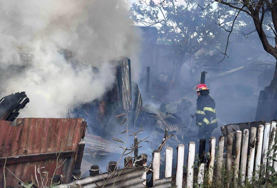 Voraz incendio arrasa con vivienda en la colonia Predio I en Veracruz