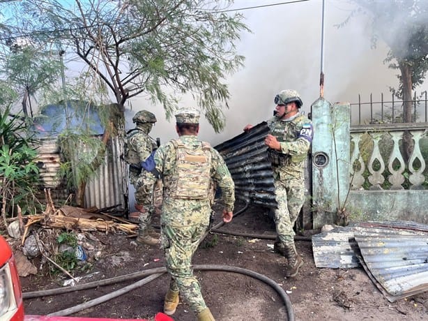 Voraz incendio arrasa con vivienda en la colonia Predio I en Veracruz