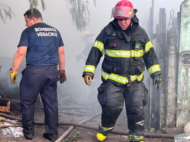 Voraz incendio arrasa con vivienda en la colonia Predio I en Veracruz