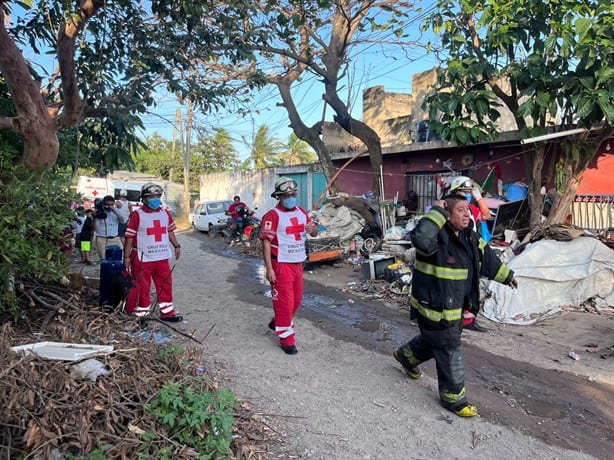 Voraz incendio arrasa con vivienda en la colonia Predio I en Veracruz