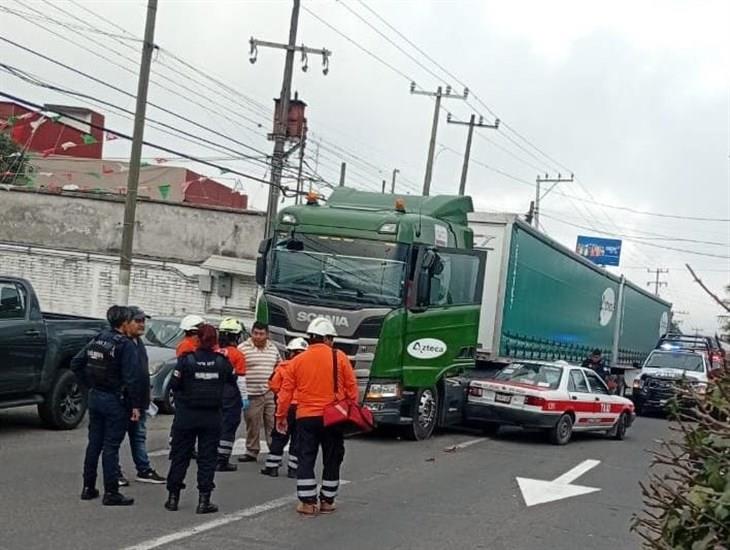 ¡Lo llevó arrastrando! Tráiler impacta un taxi en Ixtaczoquitlán