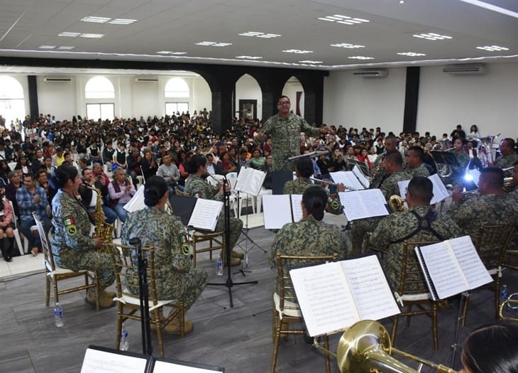 Un éxito, concierto de la banda musical de la VI Región Militar en Tihuatlán