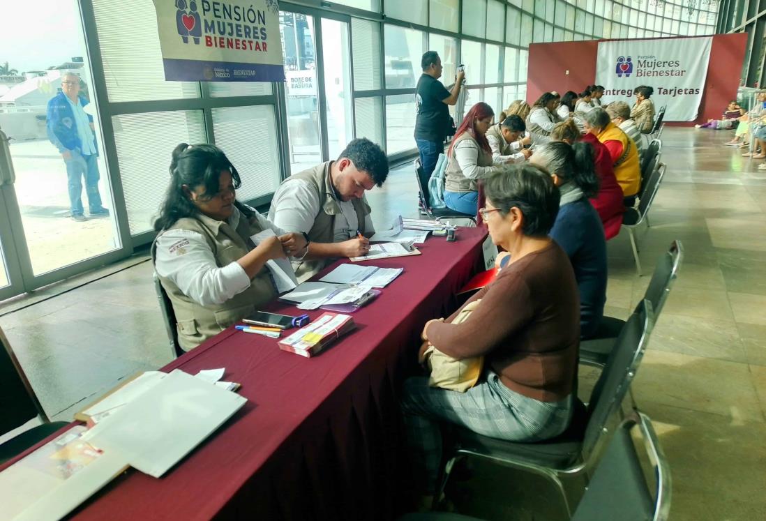 Entregan tarjetas de la Pensión Mujeres Bienestar en Veracruz