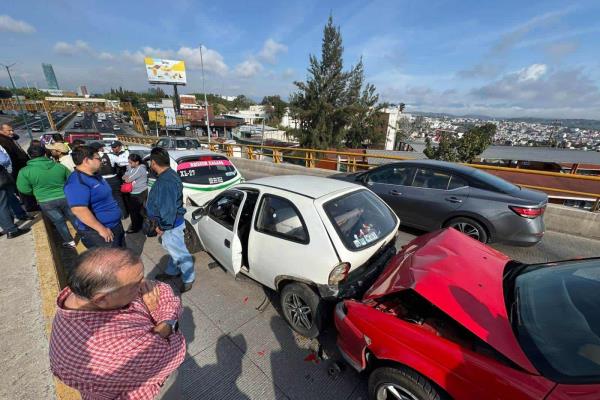Carambola de siete autos paraliza el puente Trancas en Xalapa (+VIDEO)