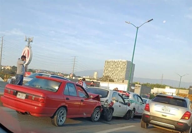 Carambola de siete autos paraliza el puente Trancas en Xalapa (+VIDEO)