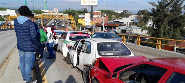 Carambola de siete autos paraliza el puente Trancas en Xalapa (+VIDEO)