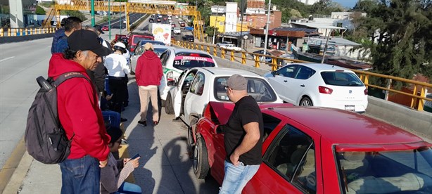 Carambola de siete autos paraliza el puente Trancas en Xalapa (+VIDEO)