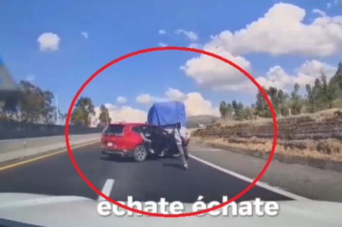 Familia vive momentos de terror en carretera; así logran escapar de delincuentes | VIDEO