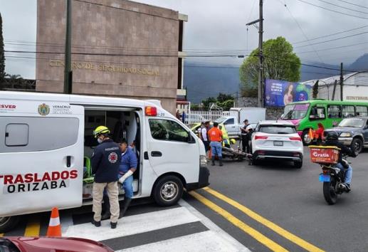 ¡Más accidentes en Orizaba! Moto repartidor choca con camioneta y se fractura