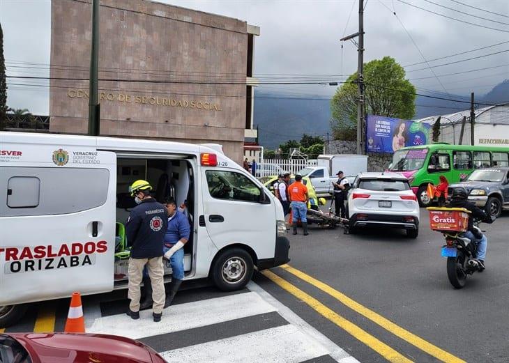 ¡Más accidentes en Orizaba! Moto repartidor choca con camioneta y se fractura