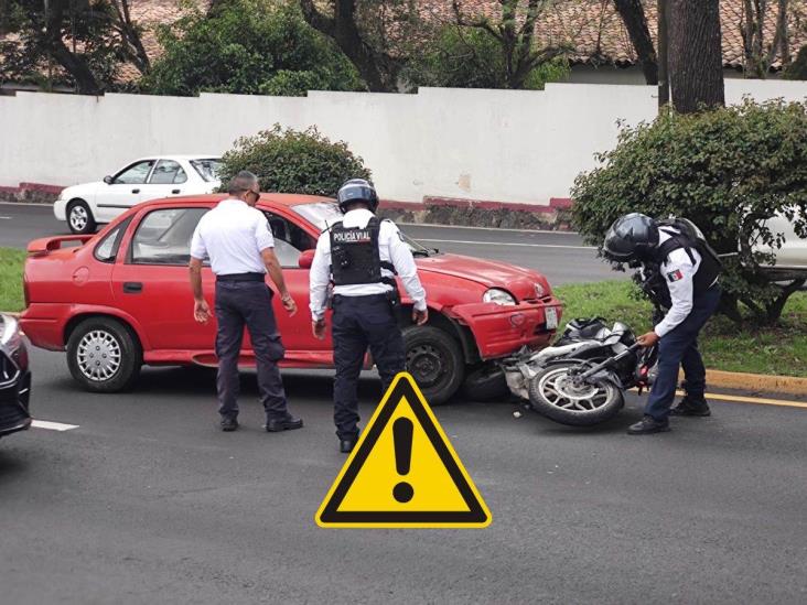 Impactan a motociclista en avenida Lázaro Cárdenas en Xalapa