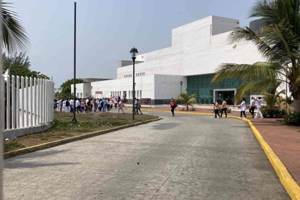 Personal del Hospital de Boca del Río se manifiesta para exigir mejores condiciones laborales