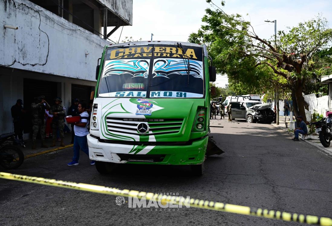 Camión choca contra patrulla de la Marina en Veracruz; reportan lesionados | VIDEO